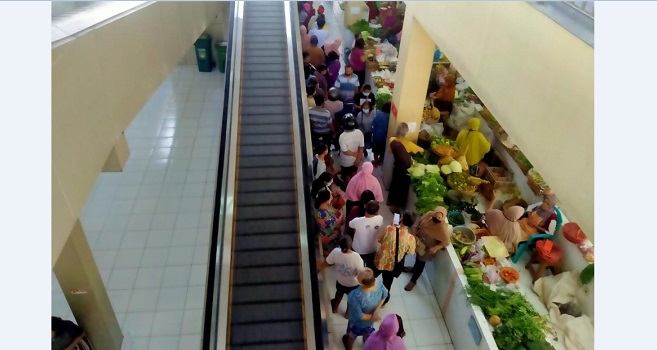 Operasi Minyak di Pasar Rakyat Tanggul, Pembeli Rela Antre 2,5 Jam 